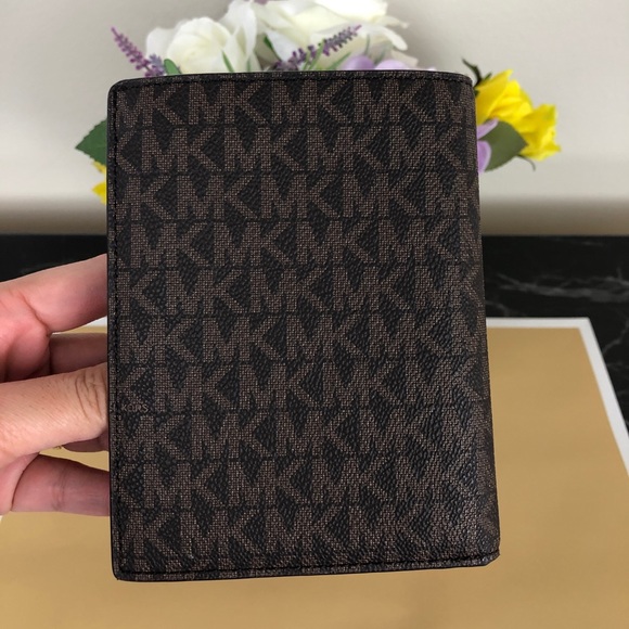 Michael Kors Passport wallet signature ❤️ - Picture 3 of 5